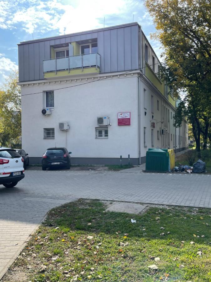 Stílusos lakás ingyenes parkolással Debrecen Esterno foto